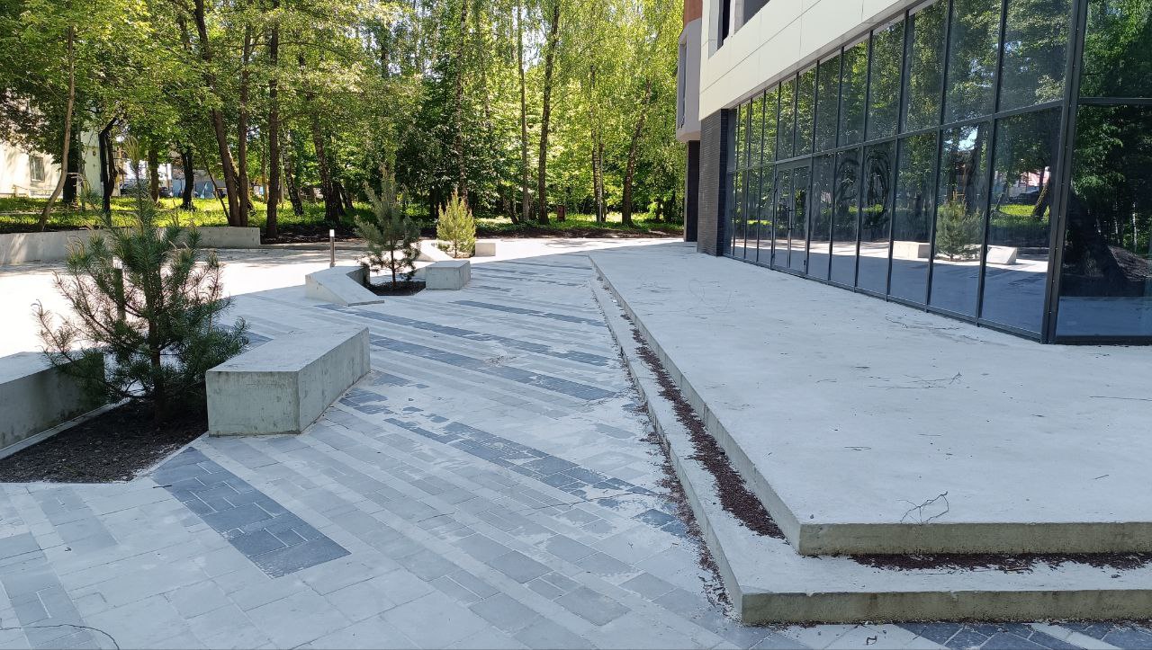 Новини Тернополя - фото з Облаштовують паркову та доріжки, а спортивних об'єктів не видно. Що роблять біля «Вуличної академії»?