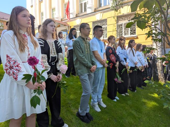 Новини Вінниці - фото з У вінницькому ліцеї №3 відкрили стелу пам’яті загиблих випускників