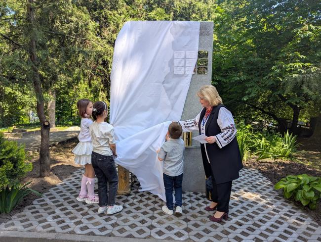 Новини Вінниці - фото з У вінницькому ліцеї №3 відкрили стелу пам’яті загиблих випускників