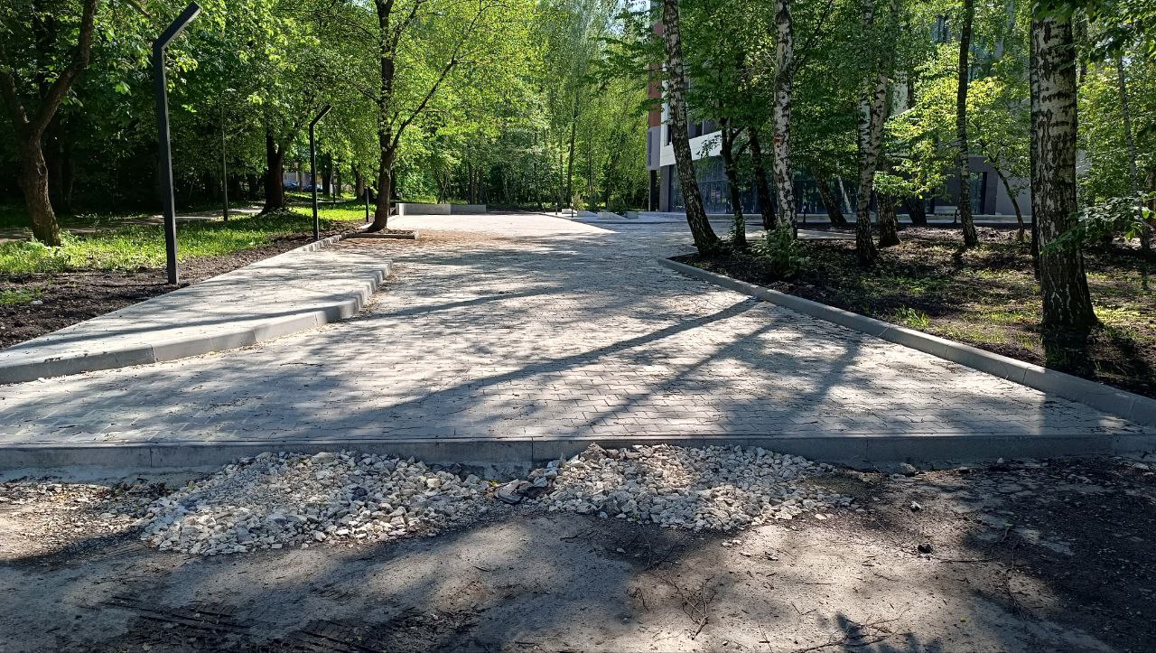 Новини Тернополя - фото з Облаштовують паркову та доріжки, а спортивних об'єктів не видно. Що роблять біля «Вуличної академії»?