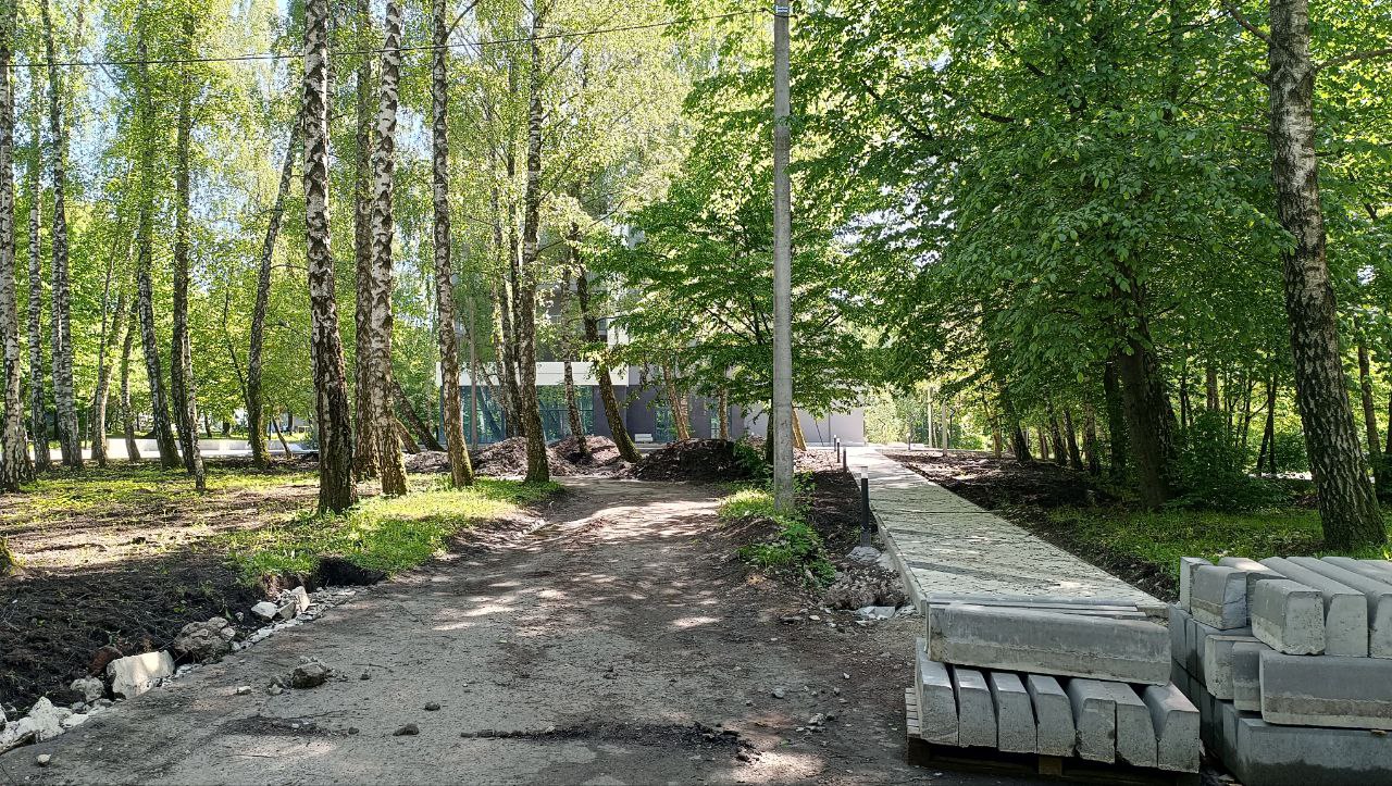 Новини Тернополя - фото з Облаштовують паркову та доріжки, а спортивних об'єктів не видно. Що роблять біля «Вуличної академії»?