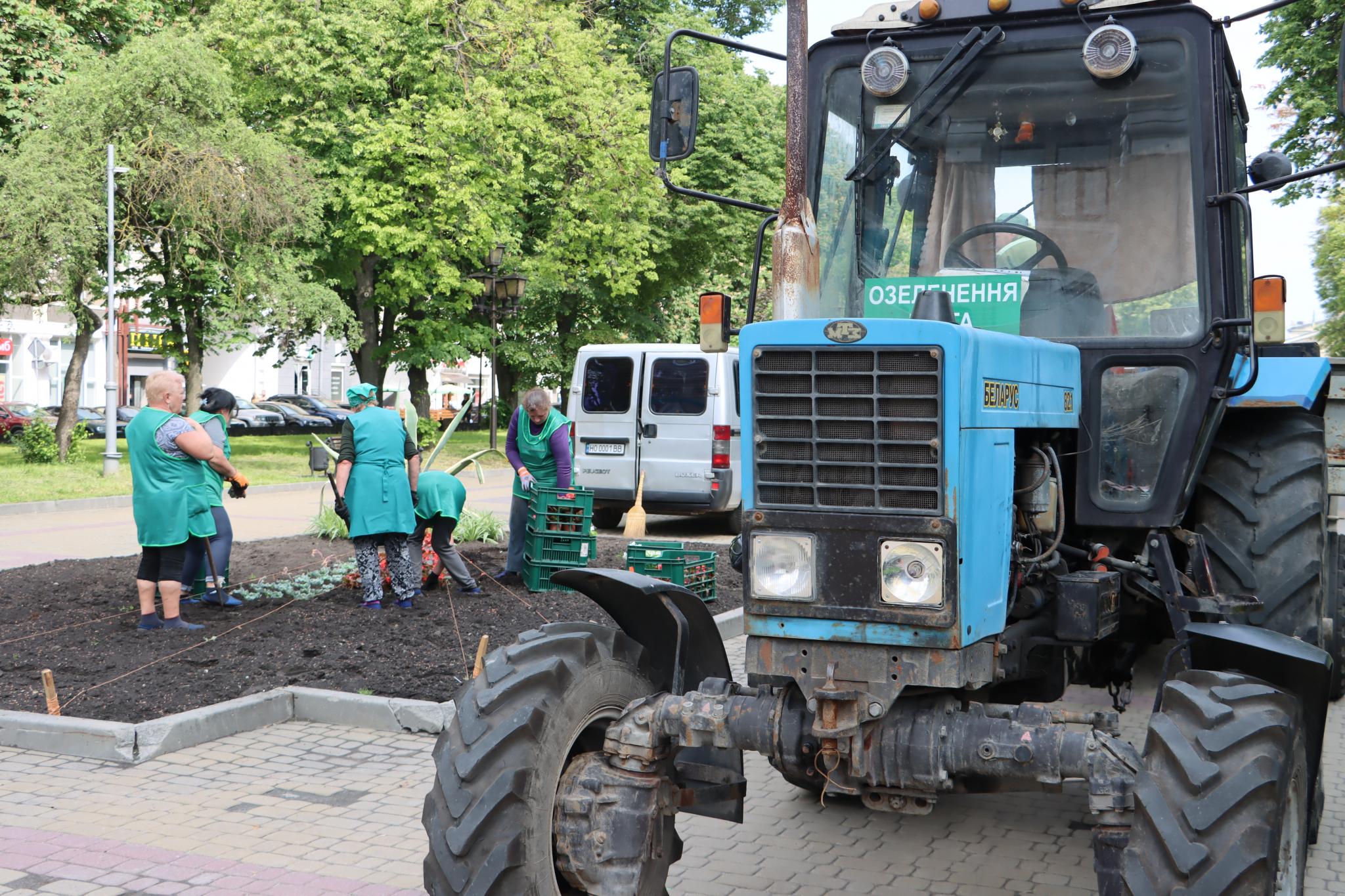 Новини Тернополя - фото з На бульварі Шевченка висаджують квіти на клумбах