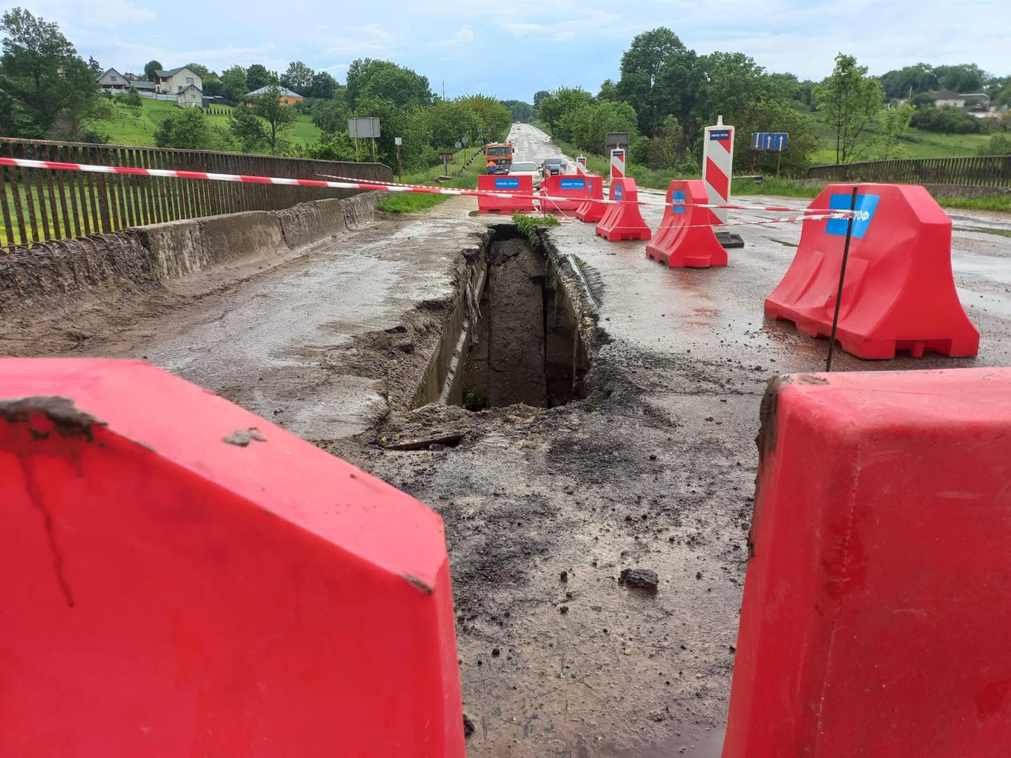 Новини Тернополя - фото з Міст у Чернихівцях могла пошкодити перевантажена вантажівка. Поліція проводить перевірку