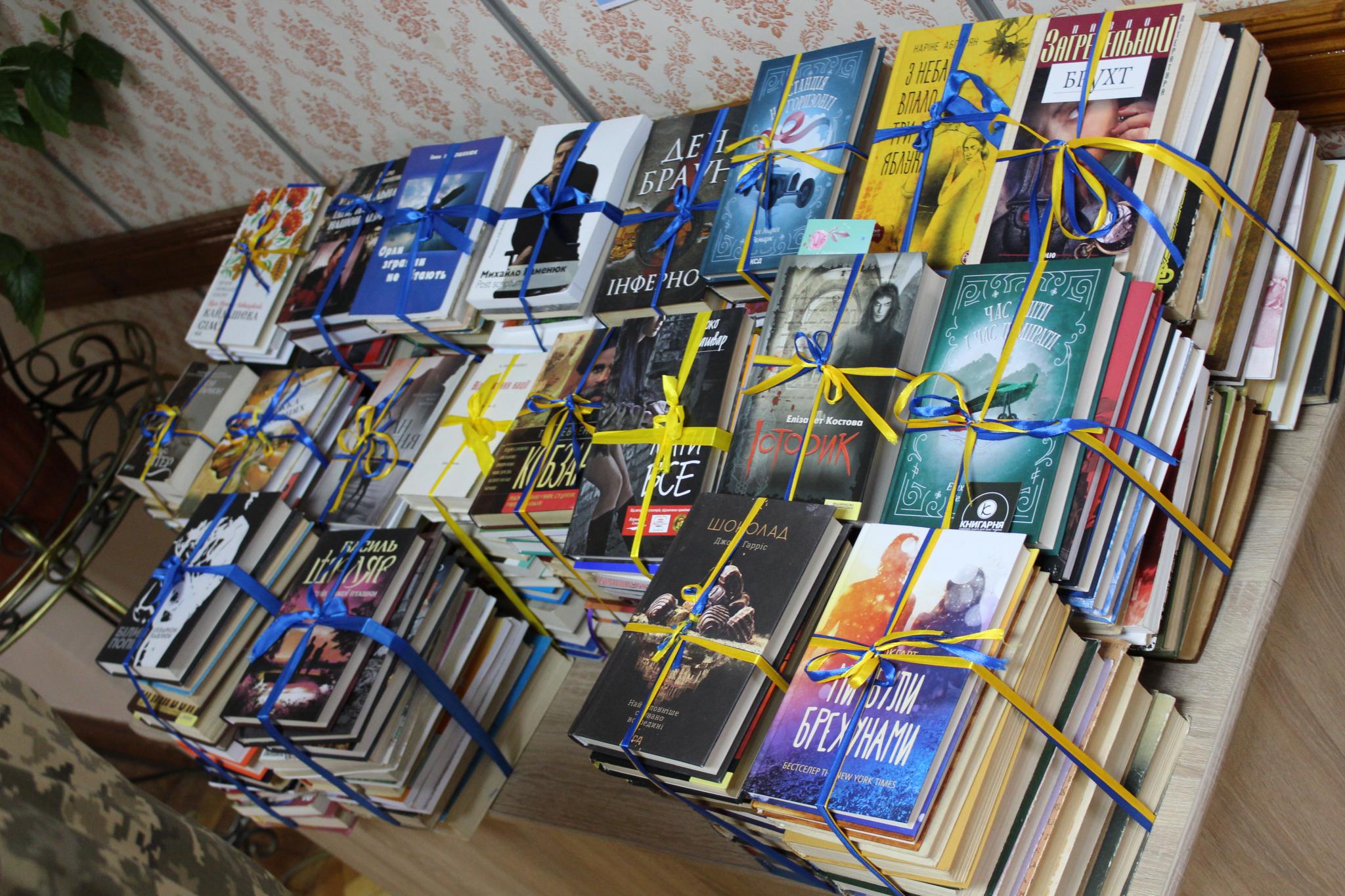 Новини Вінниці - фото з Замість московських — українські: як у техколеджі передали 300 книжок для військових