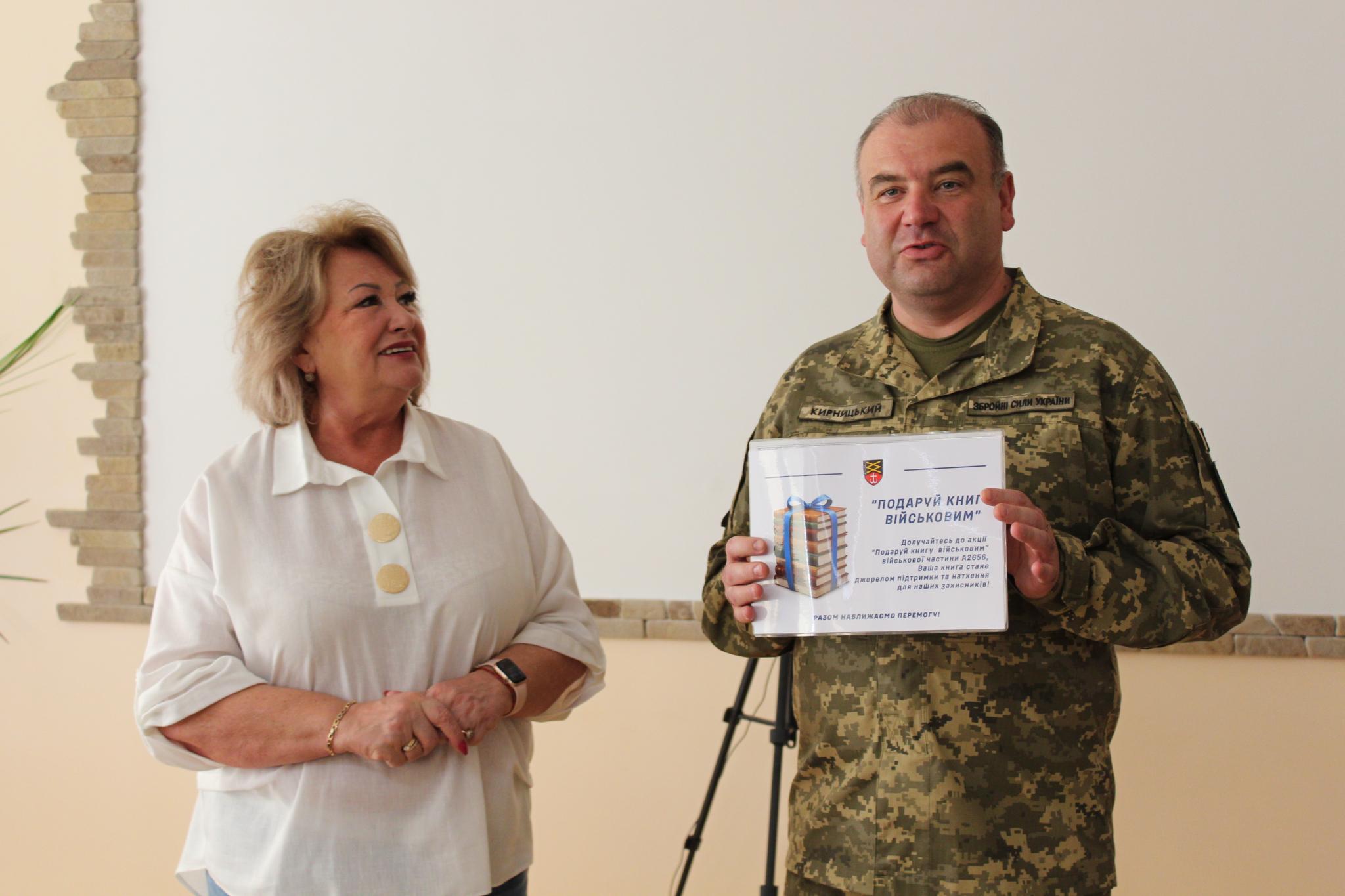 Новини Вінниці - фото з Замість московських — українські: як у техколеджі передали 300 книжок для військових