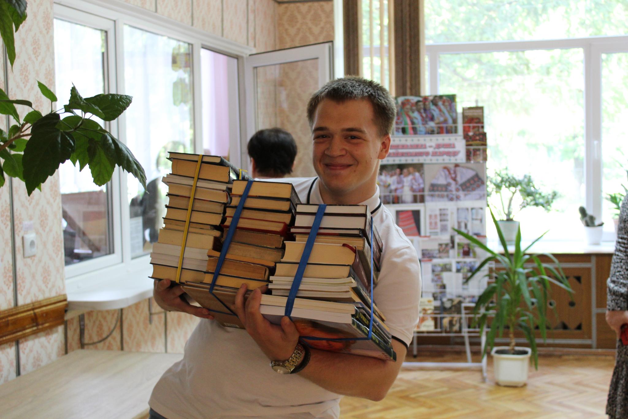 Новини Вінниці - фото з Замість московських — українські: як у техколеджі передали 300 книжок для військових