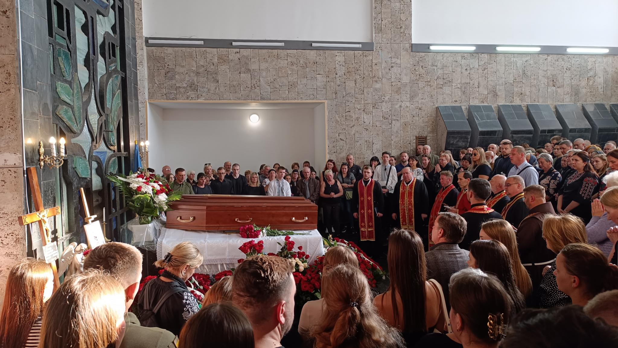Новини Тернополя - фото з Із бойовим медиком Дмитром Хомою прощаються у Домі печалі
