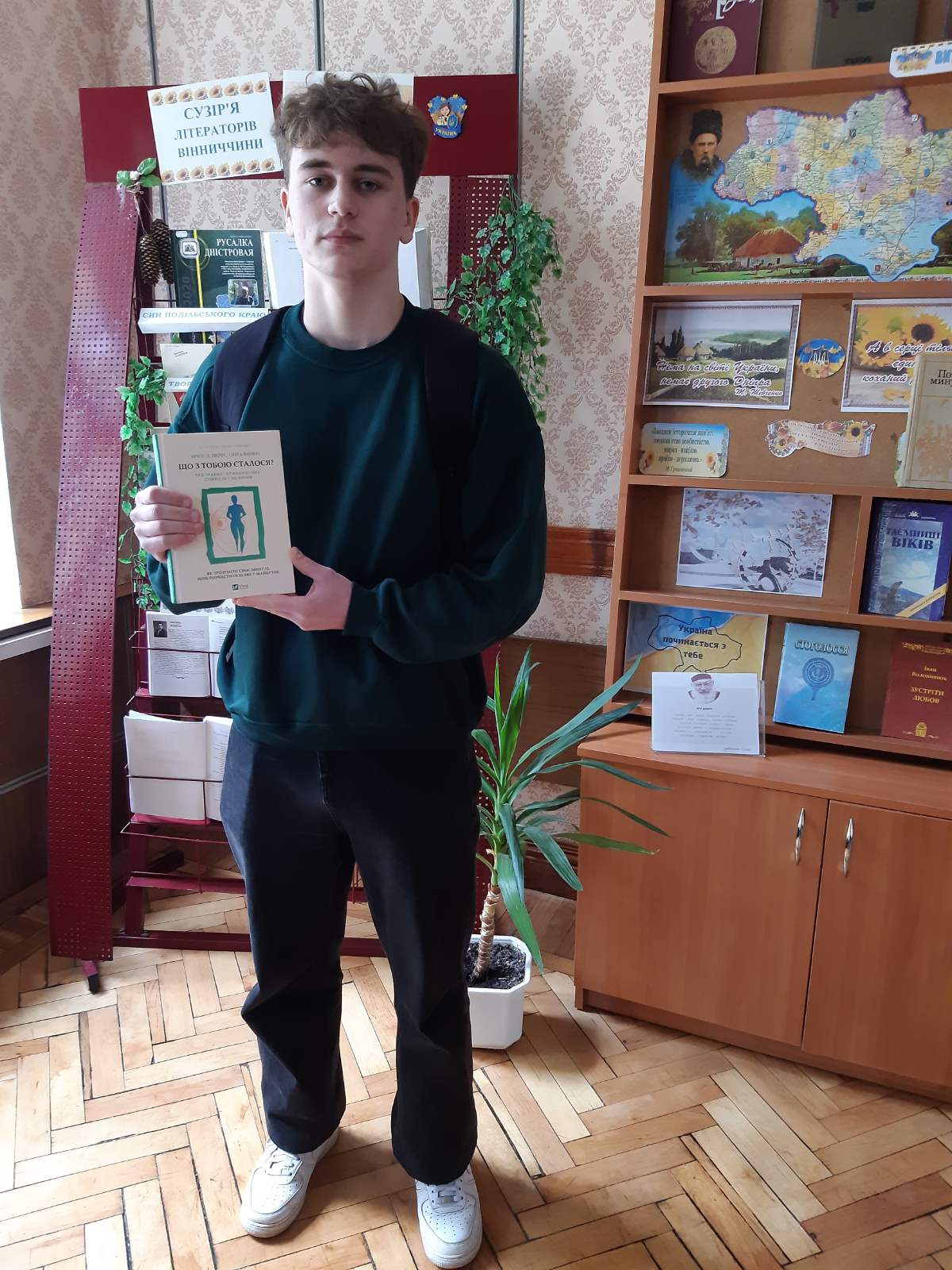 Новини Вінниці - фото з Замість московських — українські: як у техколеджі передали 300 книжок для військових