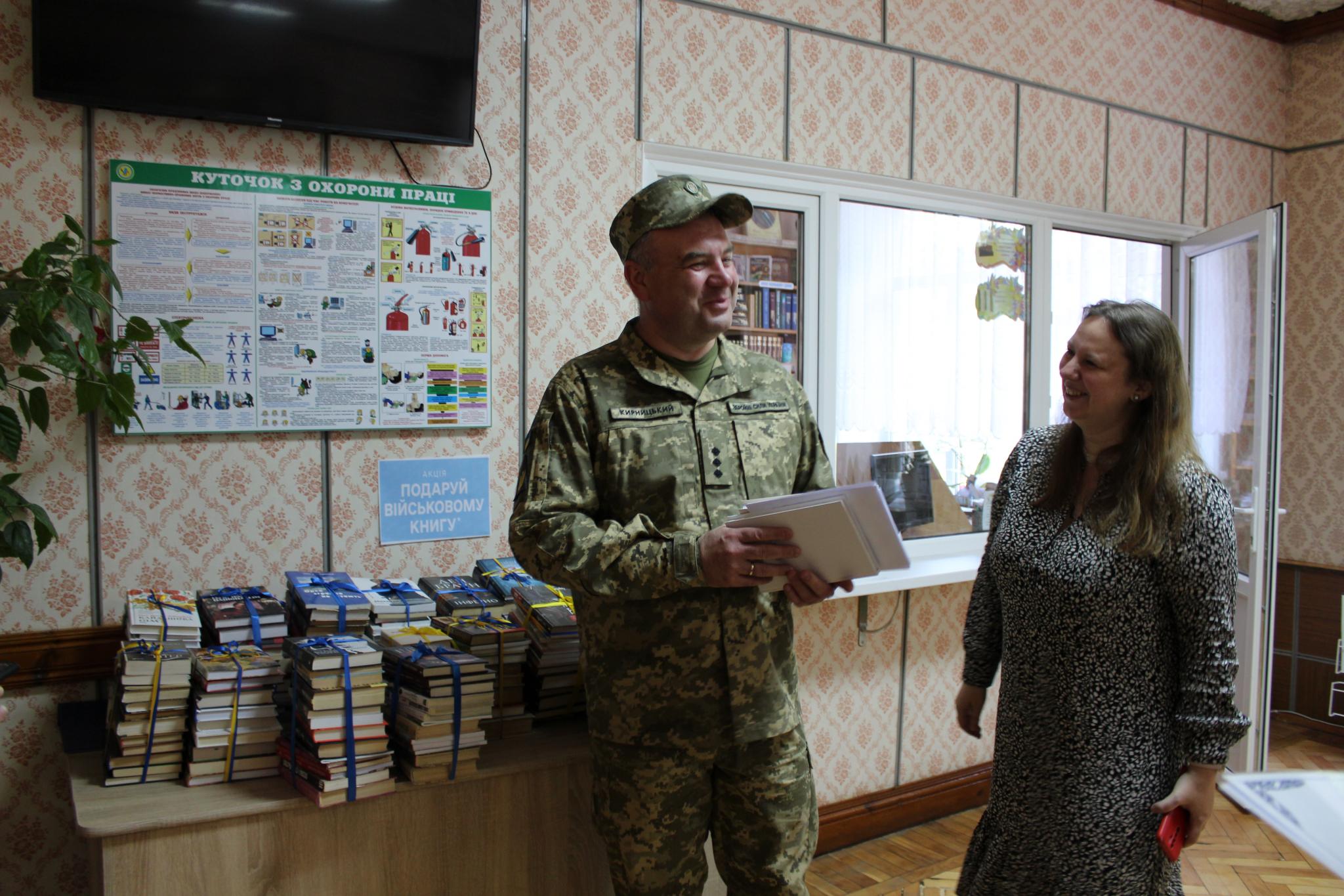 Новини Вінниці - фото з Замість московських — українські: як у техколеджі передали 300 книжок для військових
