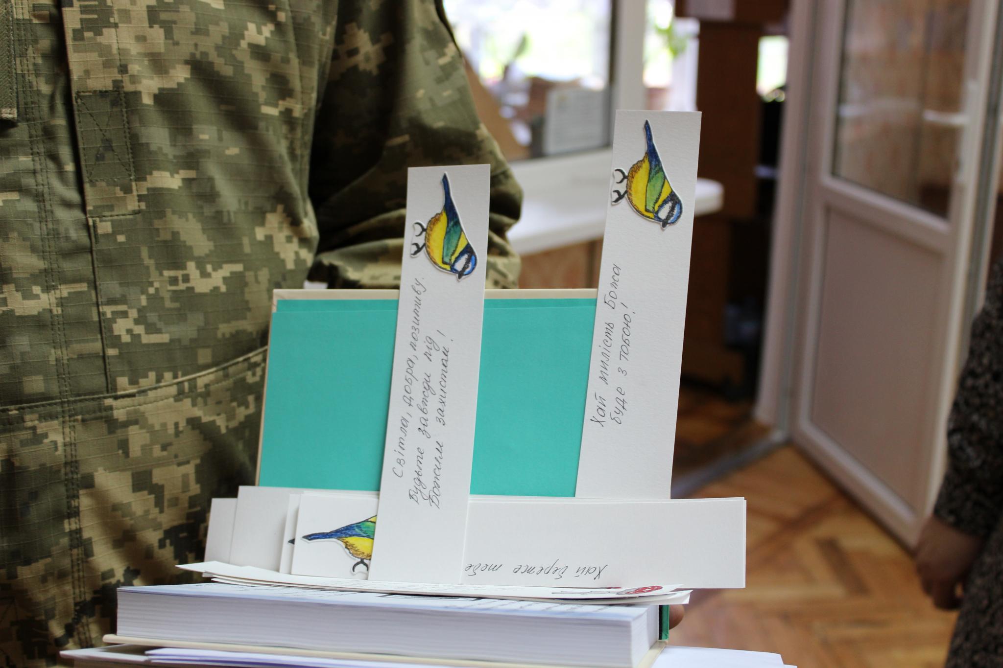 Новини Вінниці - фото з Замість московських — українські: як у техколеджі передали 300 книжок для військових