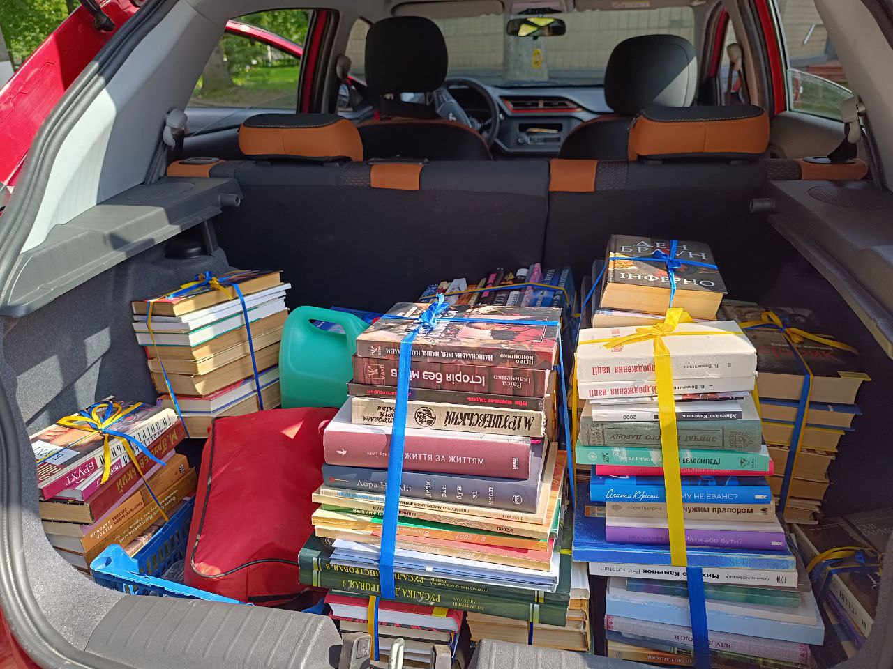 Новини Вінниці - фото з Замість московських — українські: як у техколеджі передали 300 книжок для військових