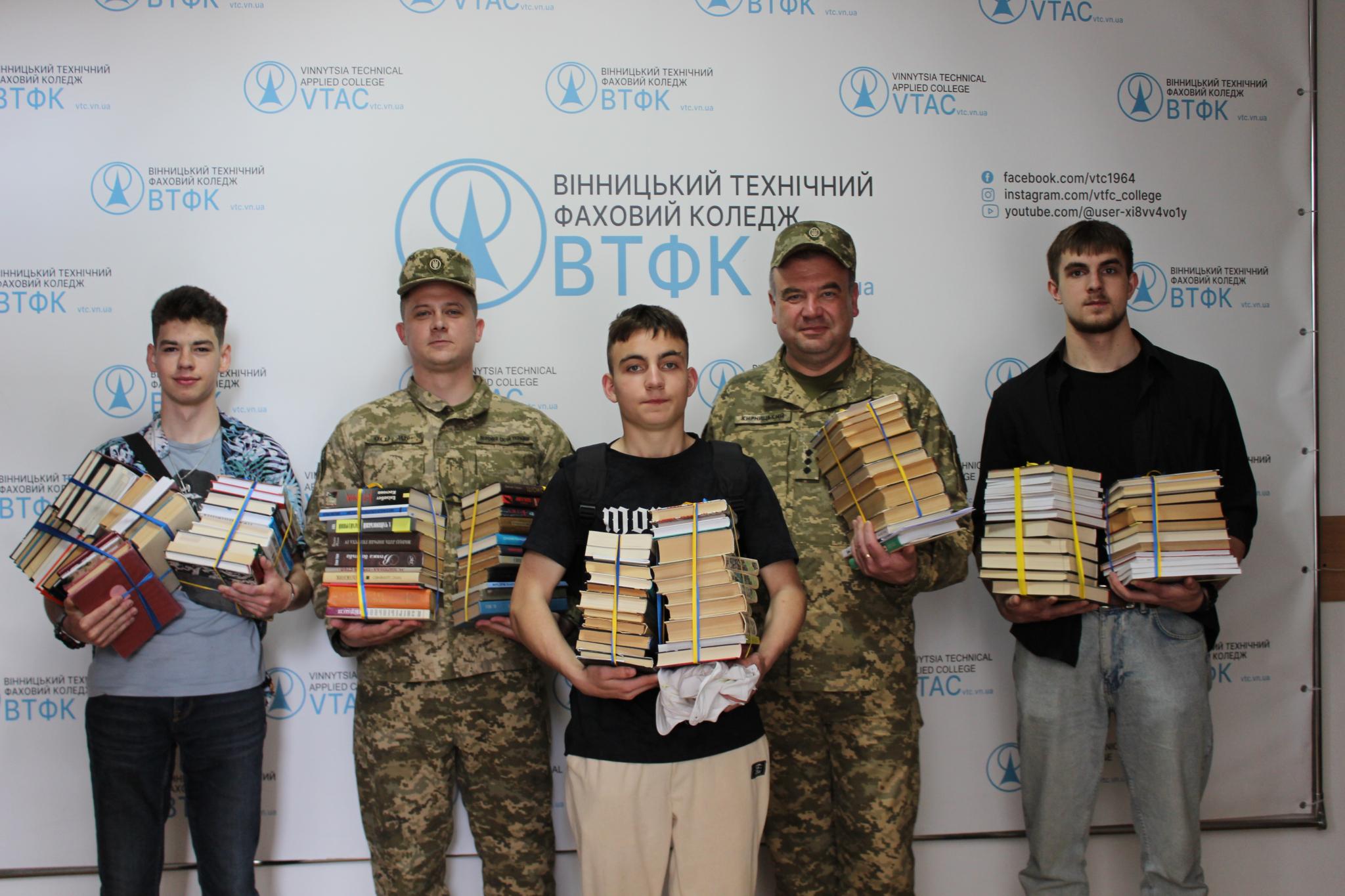 Новини Вінниці - фото з Замість московських — українські: як у техколеджі передали 300 книжок для військових