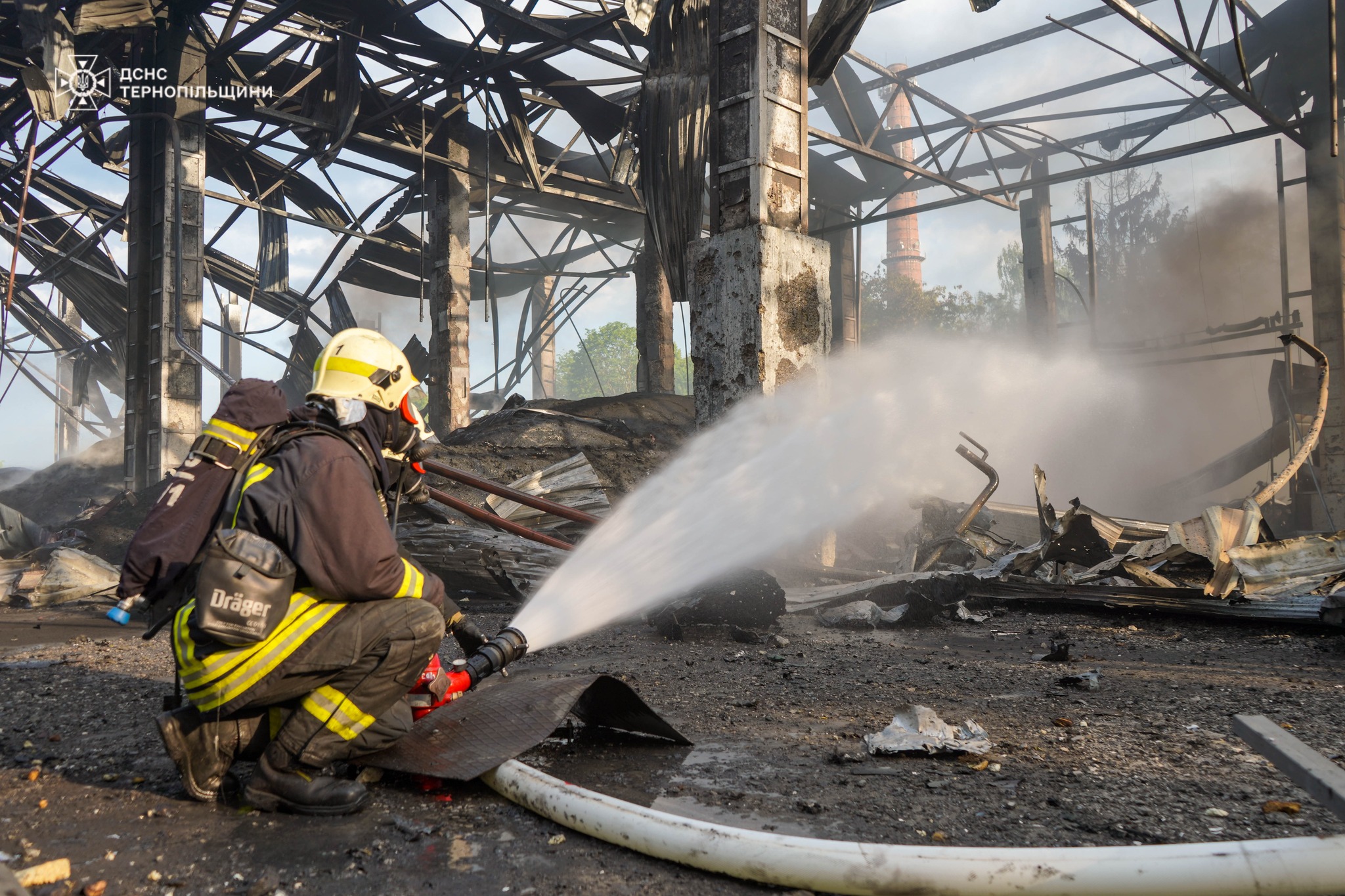 Новини Тернополя - фото з У Тернополі триває ліквідація наслідків пожежі, яка виникла внаслідок ворожого обстрілу