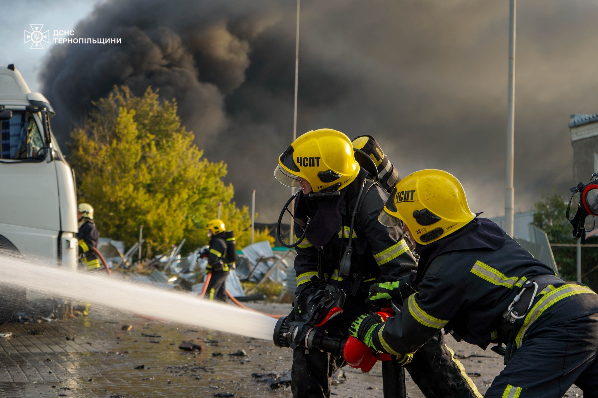 Новини Тернополя - фото з У Тернополі триває ліквідація наслідків пожежі, яка виникла внаслідок ворожого обстрілу