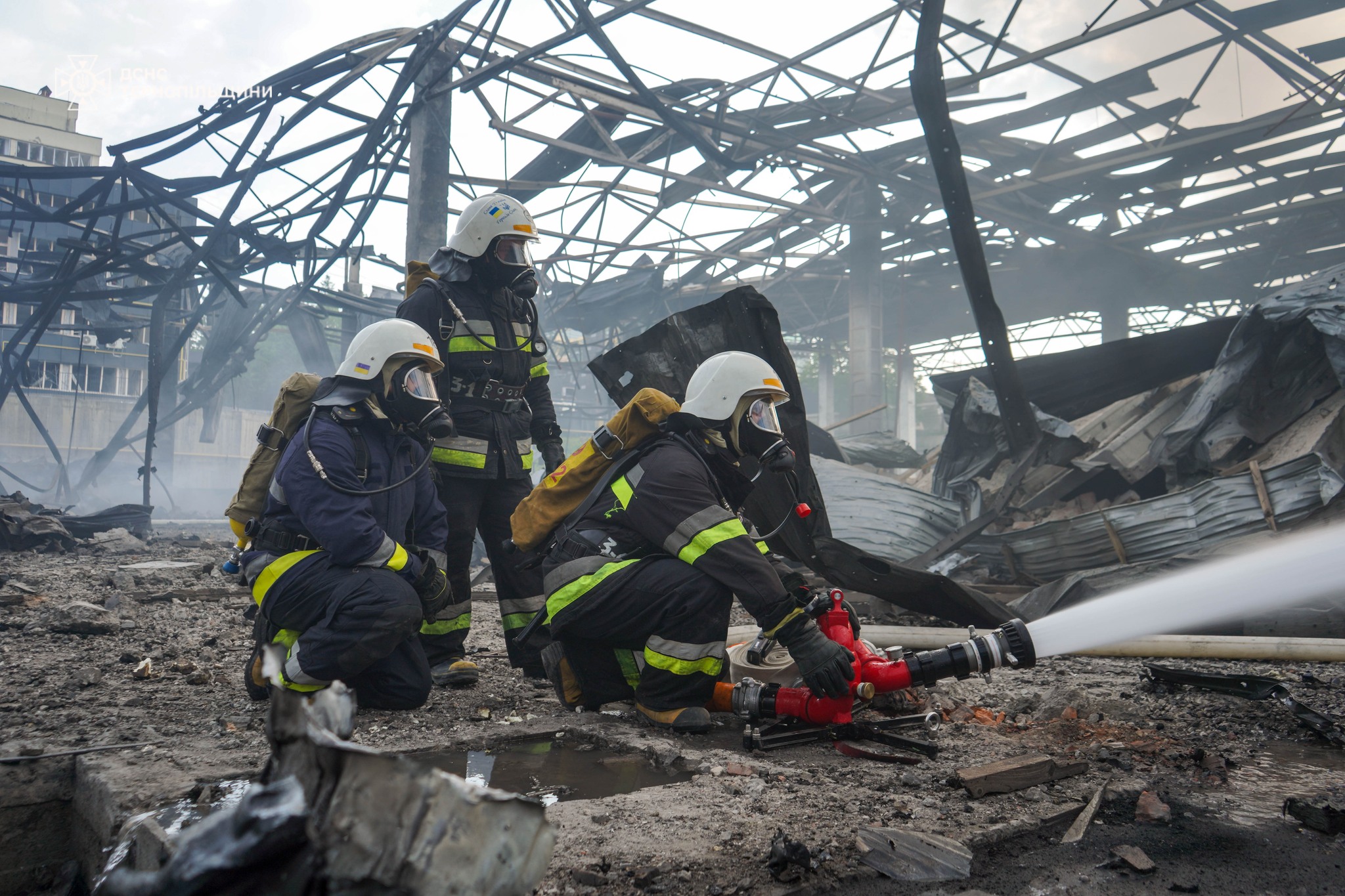 Новини Тернополя - фото з У Тернополі триває ліквідація наслідків пожежі, яка виникла внаслідок ворожого обстрілу