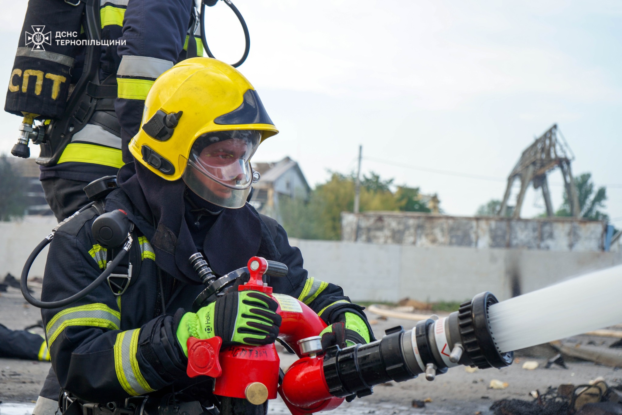 Новини Тернополя - фото з У Тернополі триває ліквідація наслідків пожежі, яка виникла внаслідок ворожого обстрілу