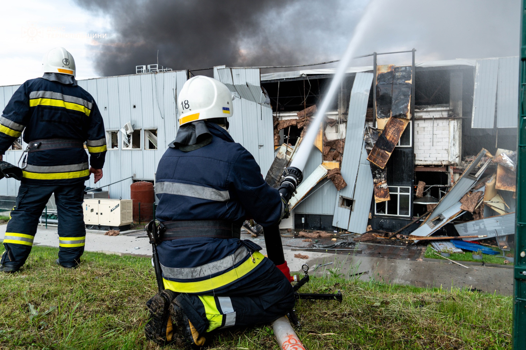Новини Тернополя - фото з У Тернополі триває ліквідація наслідків пожежі, яка виникла внаслідок ворожого обстрілу