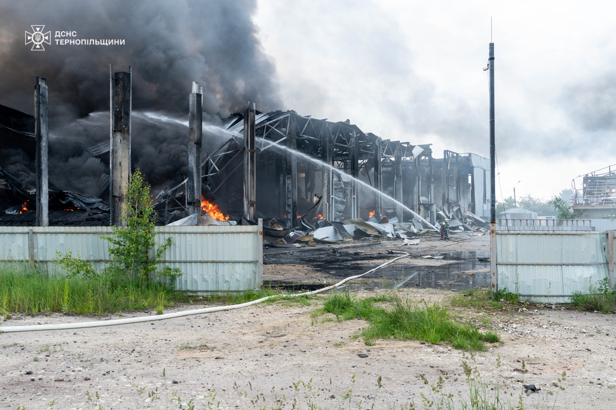 Новини Тернополя - фото з У Тернополі триває ліквідація наслідків пожежі, яка виникла внаслідок ворожого обстрілу