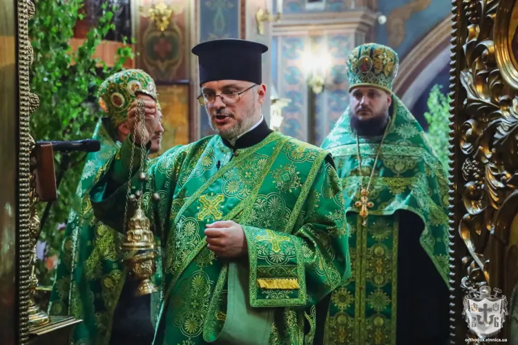 Новини Вінниці - фото з У Вінницькому кафедральному соборі зустріли свято Трійці молитвою