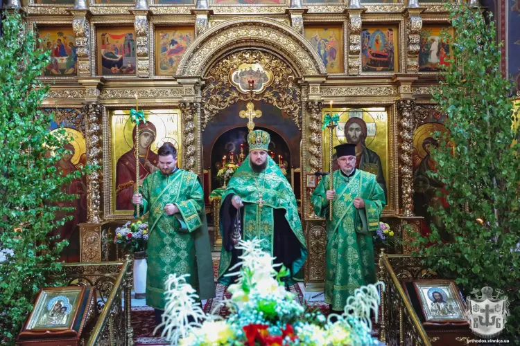 Новини Вінниці - фото з У Вінницькому кафедральному соборі зустріли свято Трійці молитвою