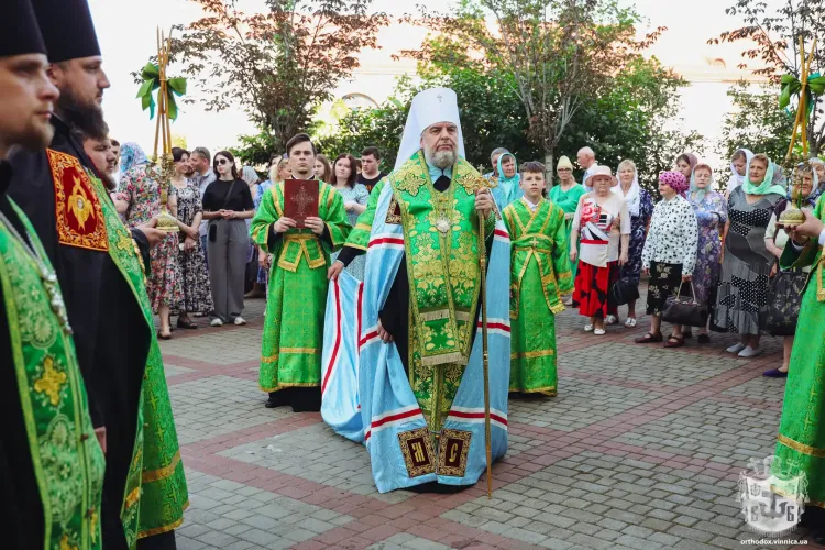 Новини Вінниці - фото з У Вінницькому кафедральному соборі зустріли свято Трійці молитвою