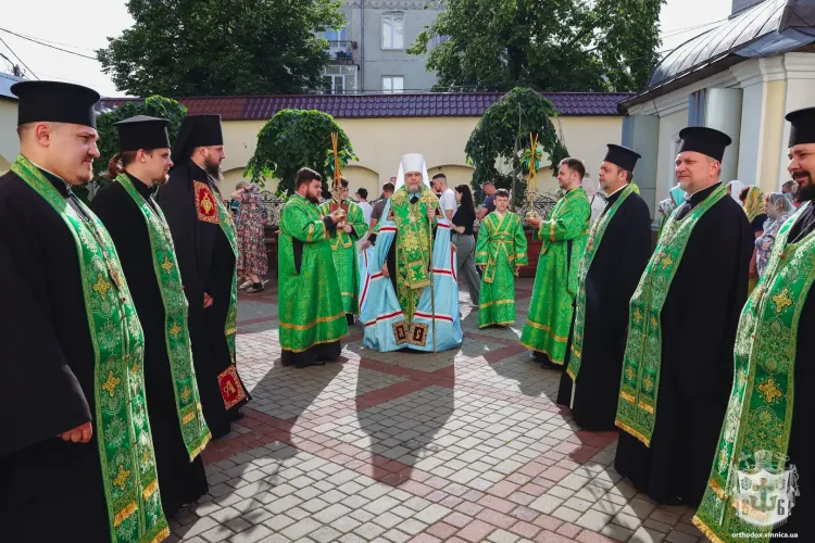 Новини Вінниці - фото з У Вінницькому кафедральному соборі зустріли свято Трійці молитвою