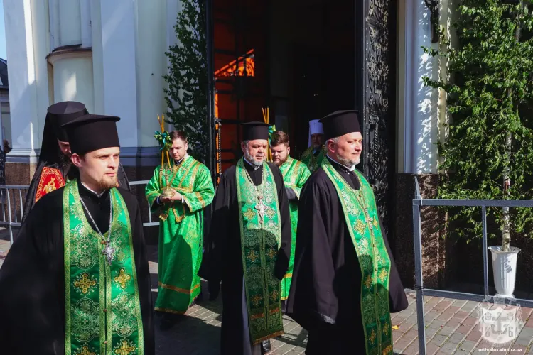 Новини Вінниці - фото з У Вінницькому кафедральному соборі зустріли свято Трійці молитвою