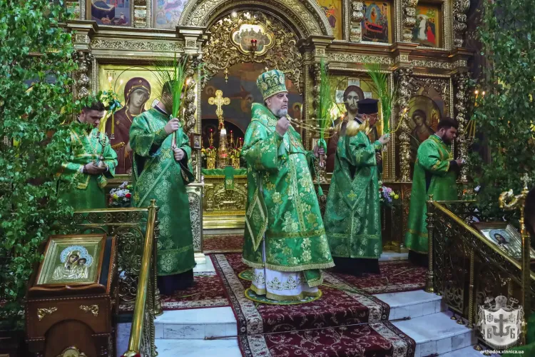 Новини Вінниці - фото з У Вінницькому кафедральному соборі зустріли свято Трійці молитвою