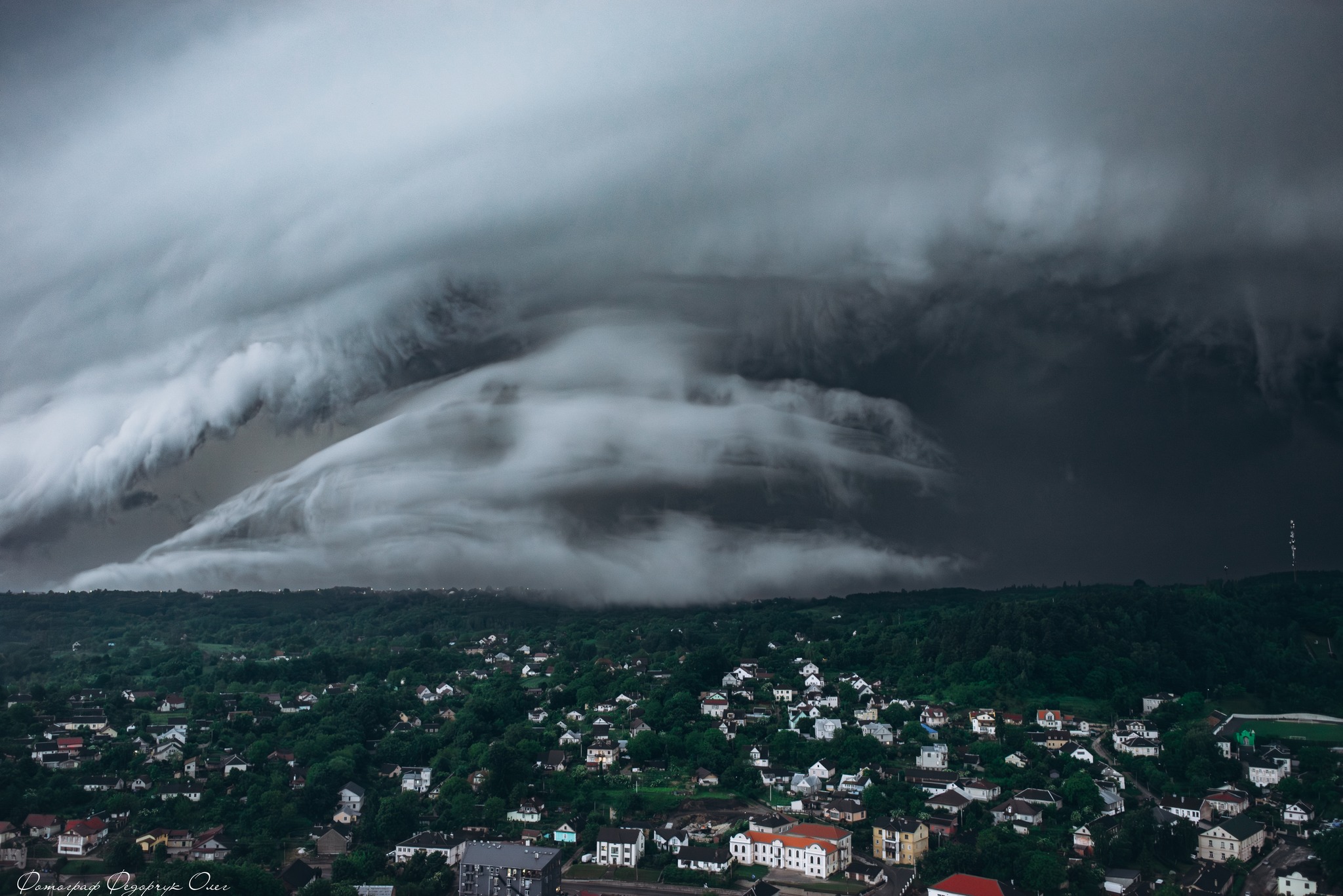 Новини Тернополя - фото з Вражаючий момент перед бурею: фотограф опублікував неймовірні кадри з Кременця
