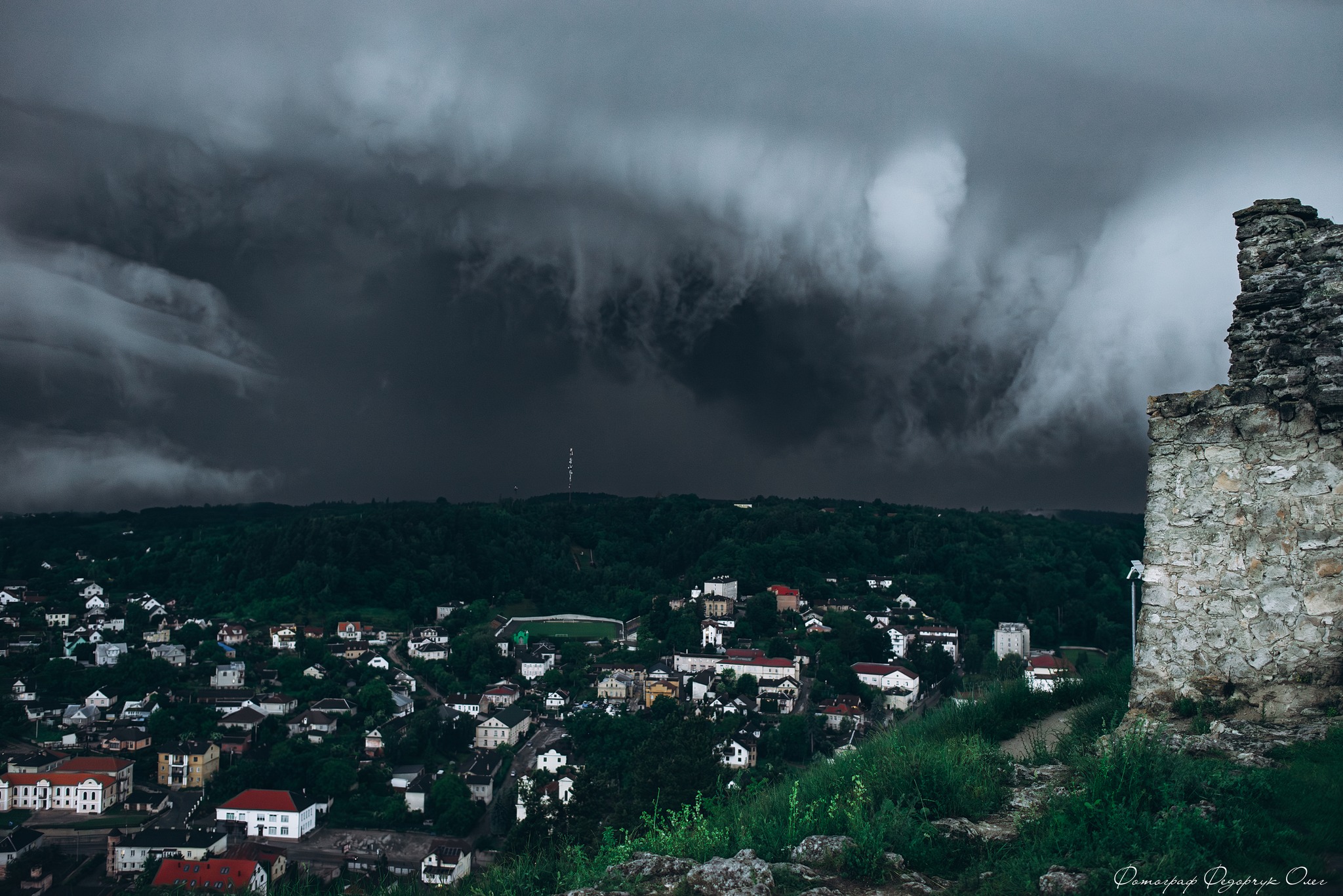 Новини Тернополя - фото з Вражаючий момент перед бурею: фотограф опублікував неймовірні кадри з Кременця
