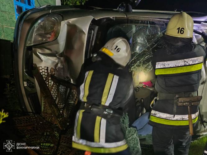 Новини Вінниці - фото з На Бершадщині мікроавтобус зіткнувся зі стовпом. Є постраждала