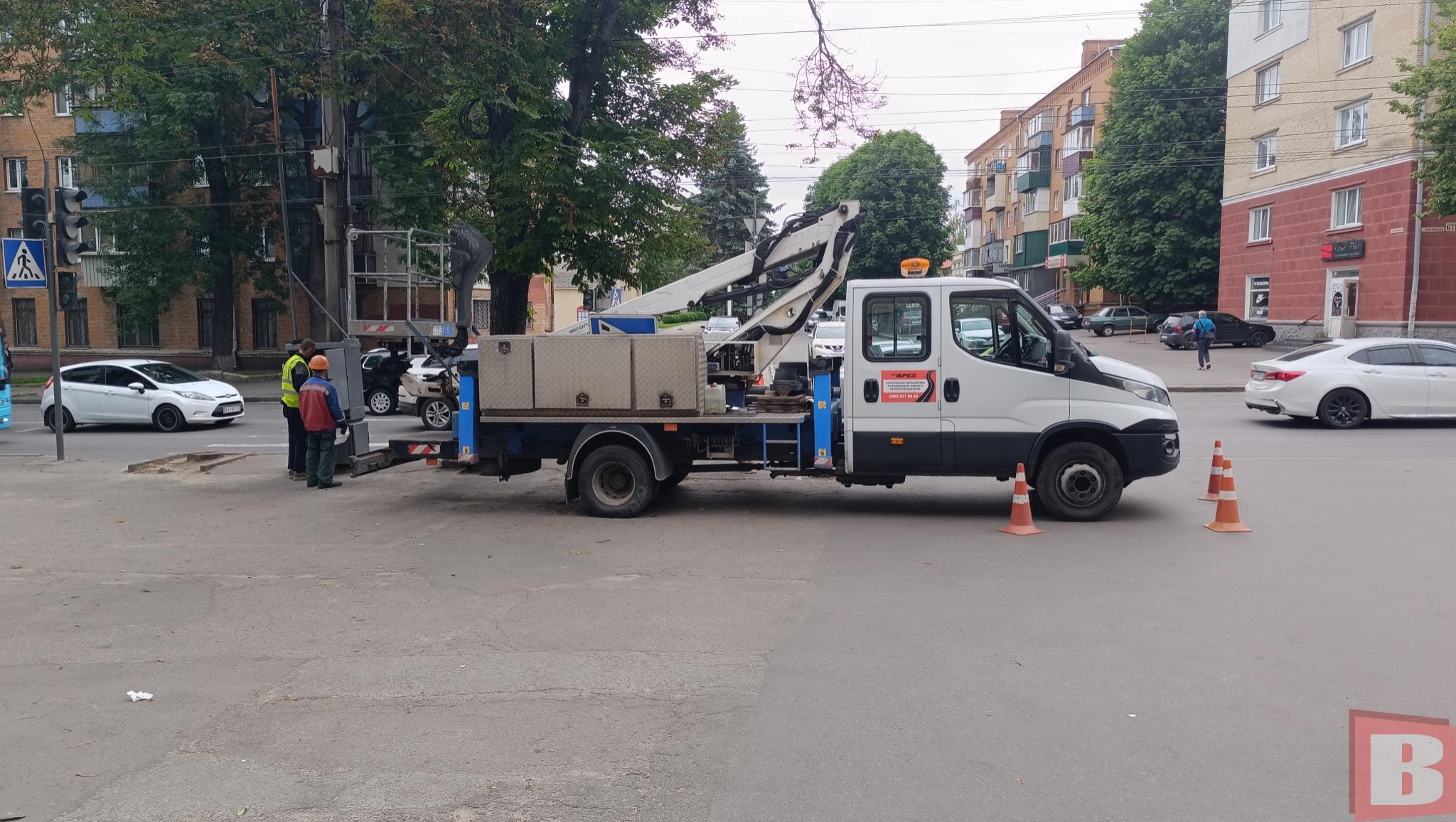 Новини Хмельницького - фото з На Кам’янецькій вантажівка збила світлофор (ВІДЕО)