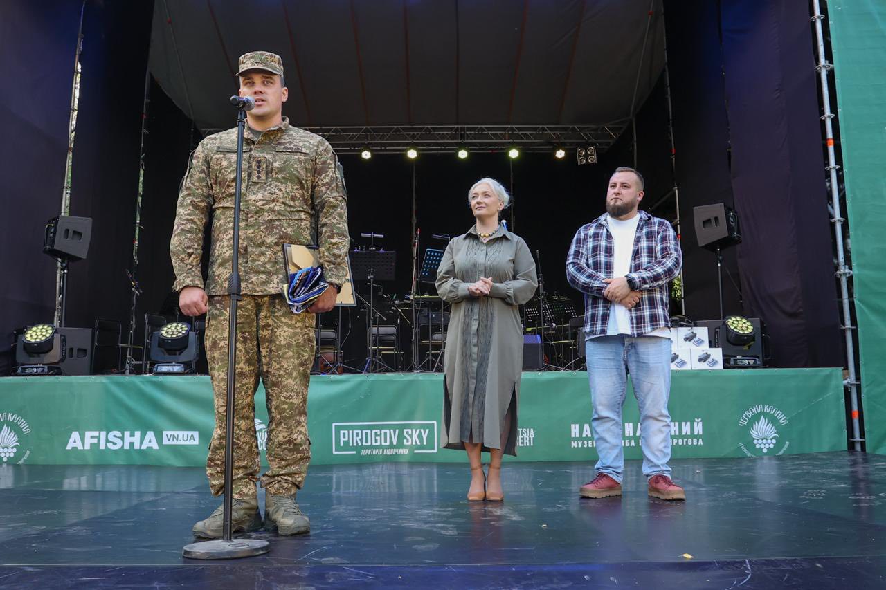 Новини Вінниці - фото з «Коли мистецтво стає підтримкою!» 5 «мавіків» і 152 тисячі «Червоній Калині» передали у PIROGOV SKY