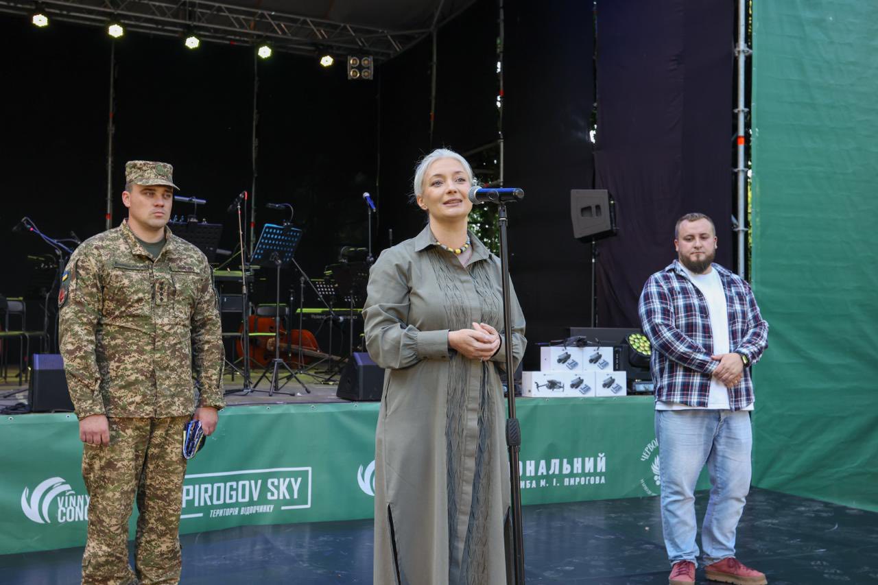 Новини Вінниці - фото з «Коли мистецтво стає підтримкою!» 5 «мавіків» і 152 тисячі «Червоній Калині» передали у PIROGOV SKY