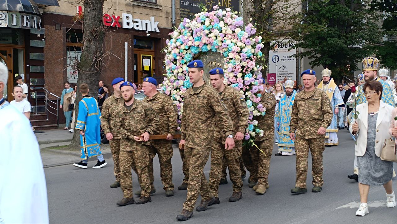 Сотні вірян долучились до хресної ходи із чудотворною іконою Божої ...