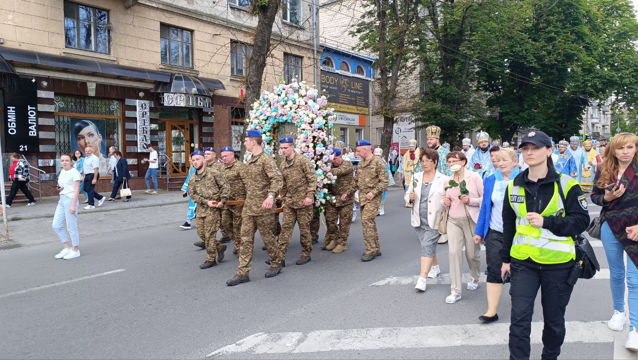 Сотні вірян долучились до хресної ходи із чудотворною іконою Божої ...