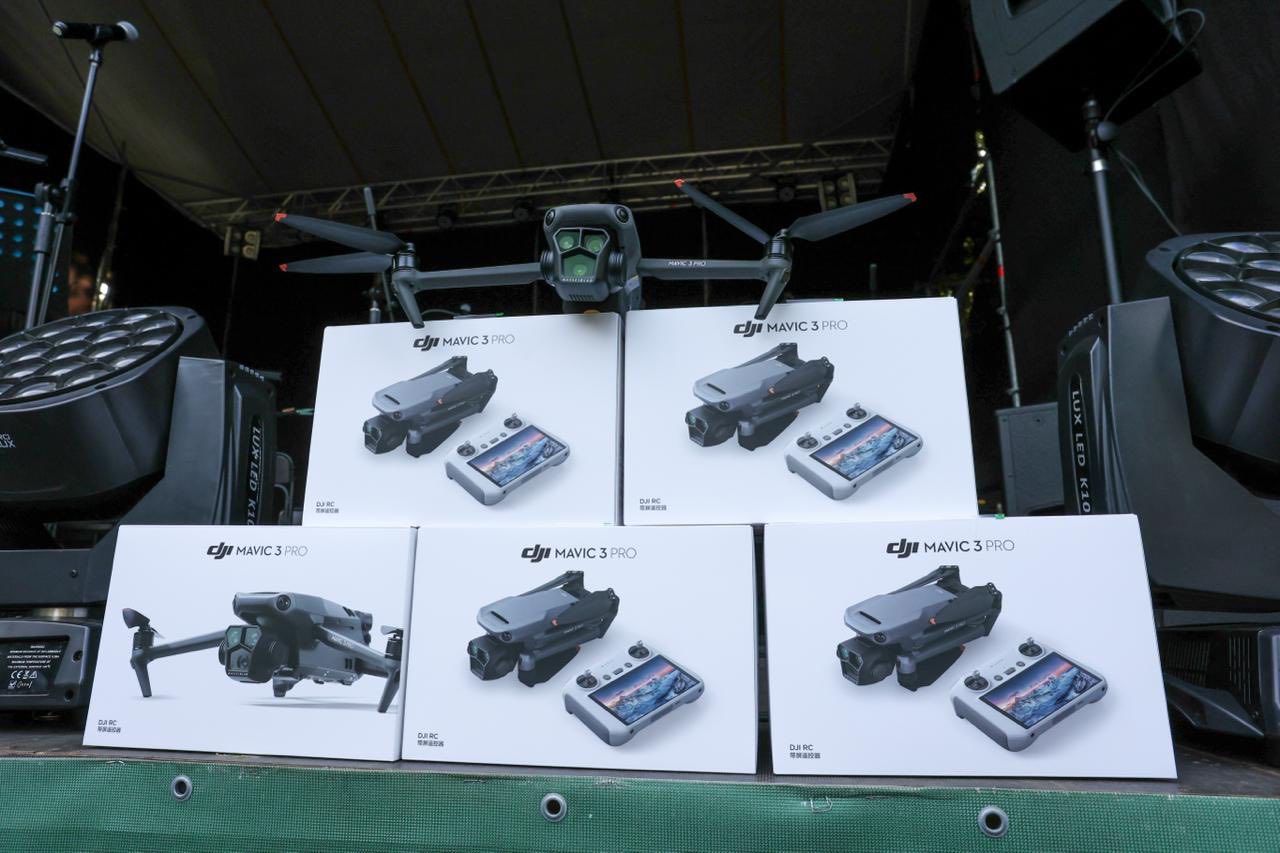 Новини Вінниці - фото з «Коли мистецтво стає підтримкою!» 5 «мавіків» і 152 тисячі «Червоній Калині» передали у PIROGOV SKY