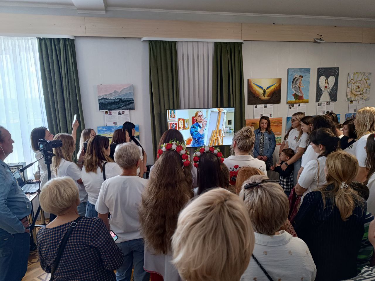 Новини Вінниці - фото з «На жаль, цей проєкт не завершений»: у Вінниці відкрили виставку картин рідних полеглих захисників