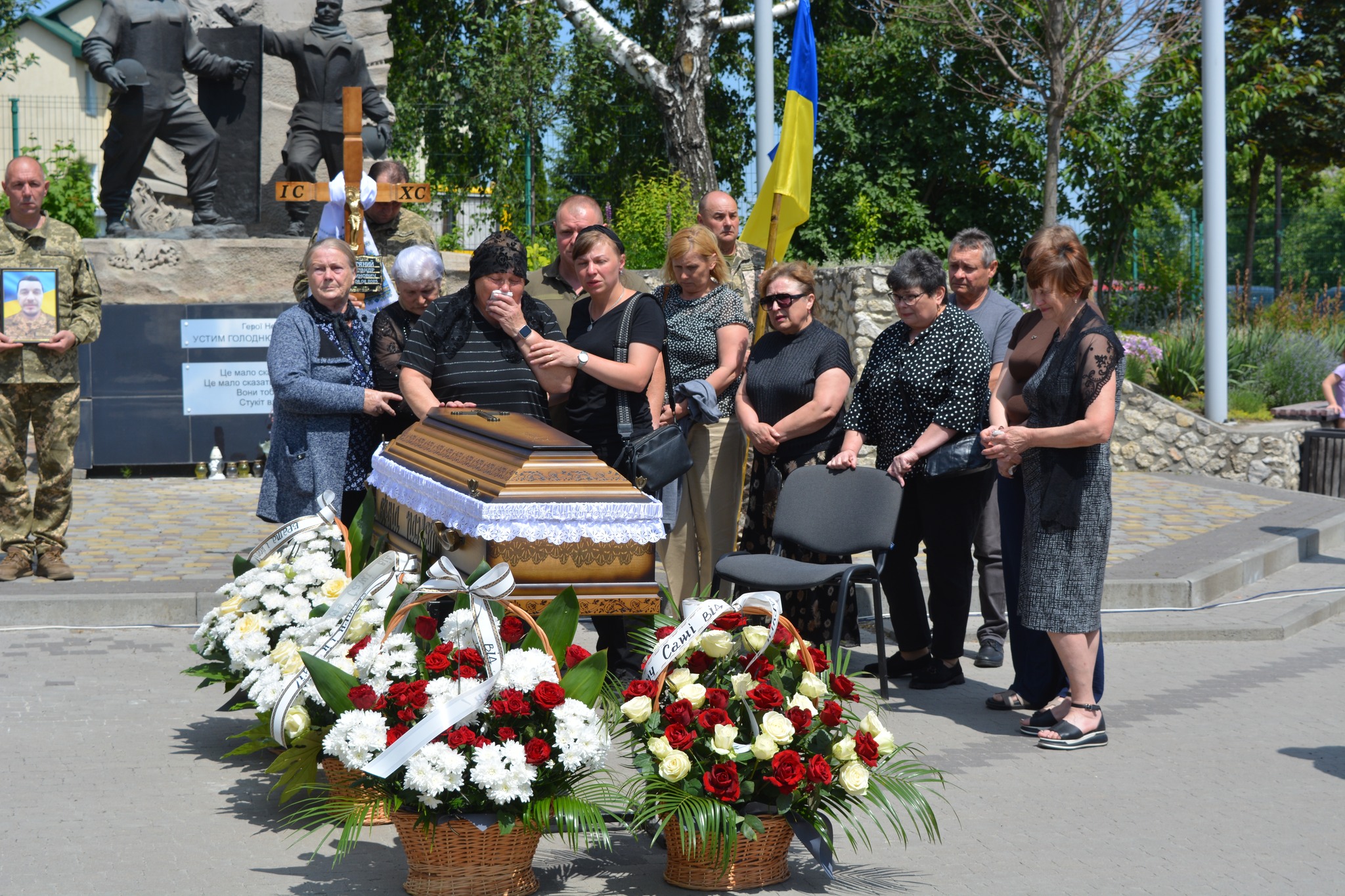 Новини Тернополя - фото з Збараж в останню путь провів Героя Олександра Хворостяного