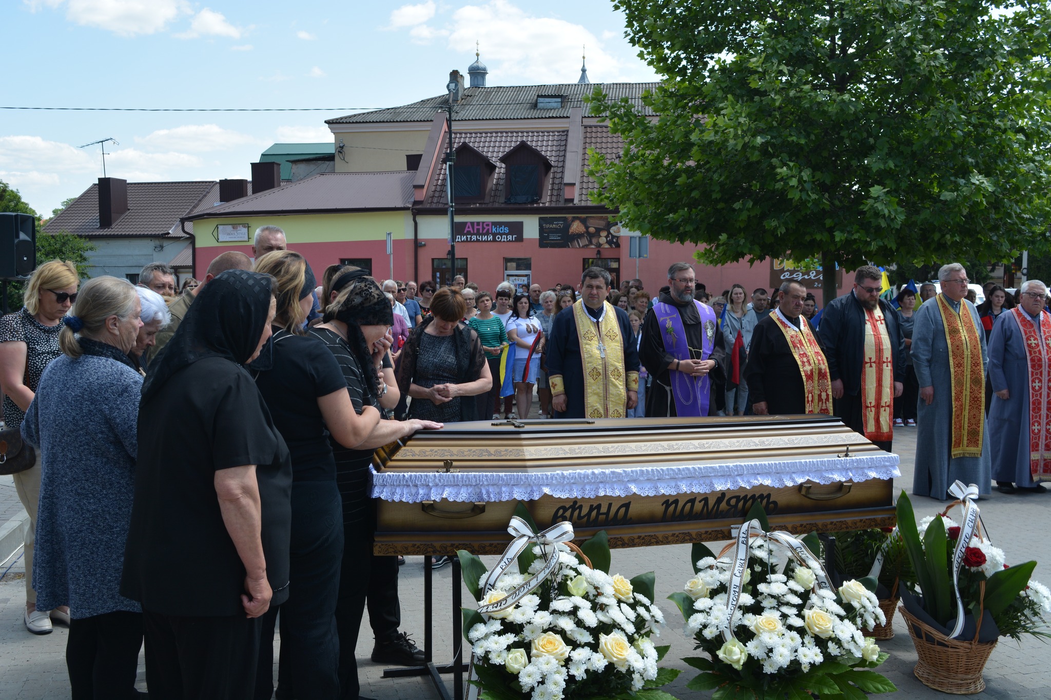 Новини Тернополя - фото з Збараж в останню путь провів Героя Олександра Хворостяного