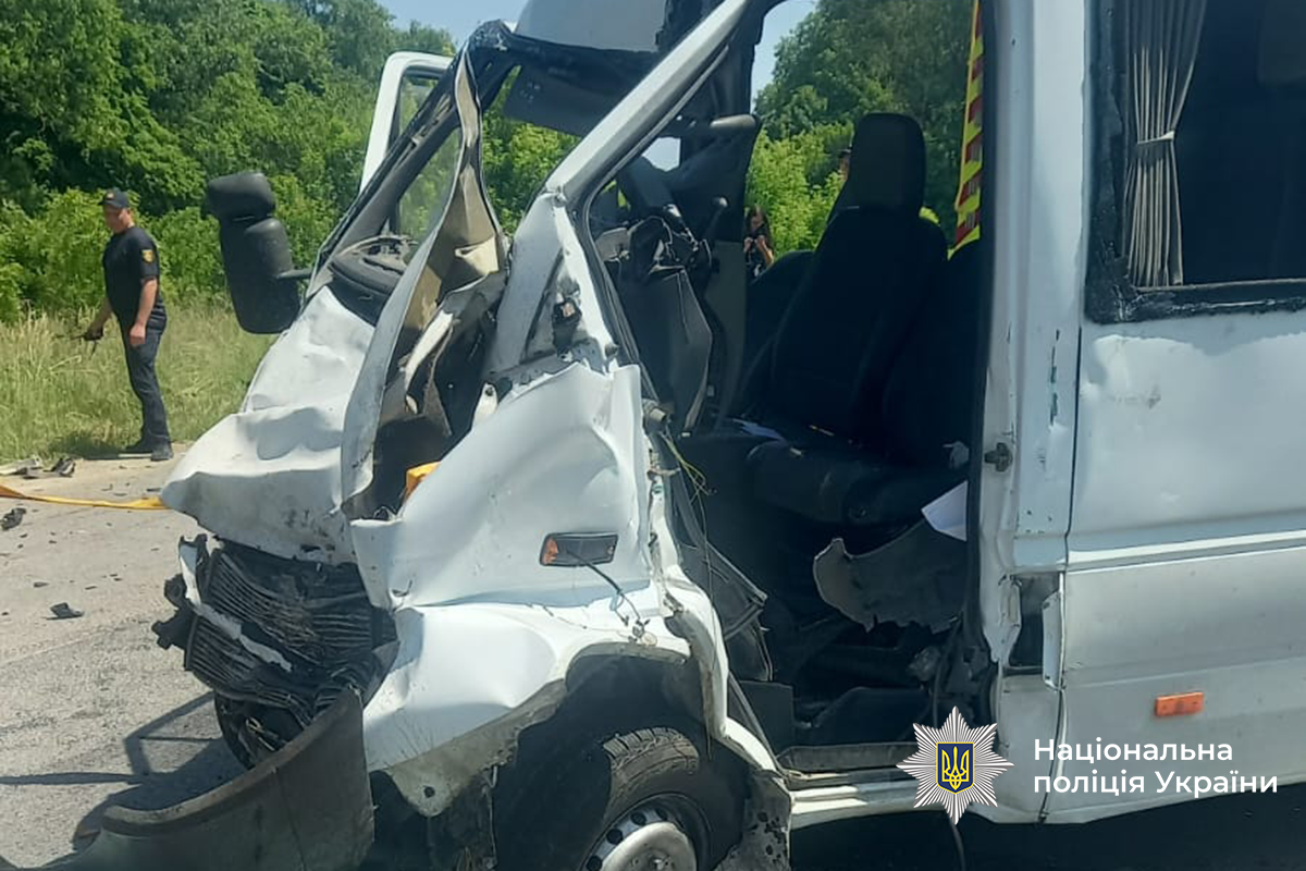Новини Тернополя - фото з При в'їзді у Великі Бірки перекинулась вантажівка з цистерною, в якій було диспаливо