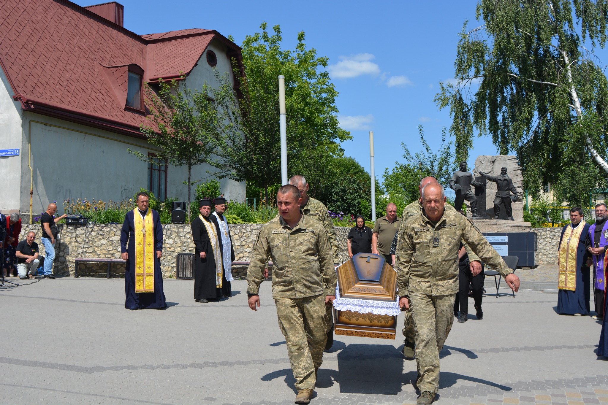 Новини Тернополя - фото з Збараж в останню путь провів Героя Олександра Хворостяного