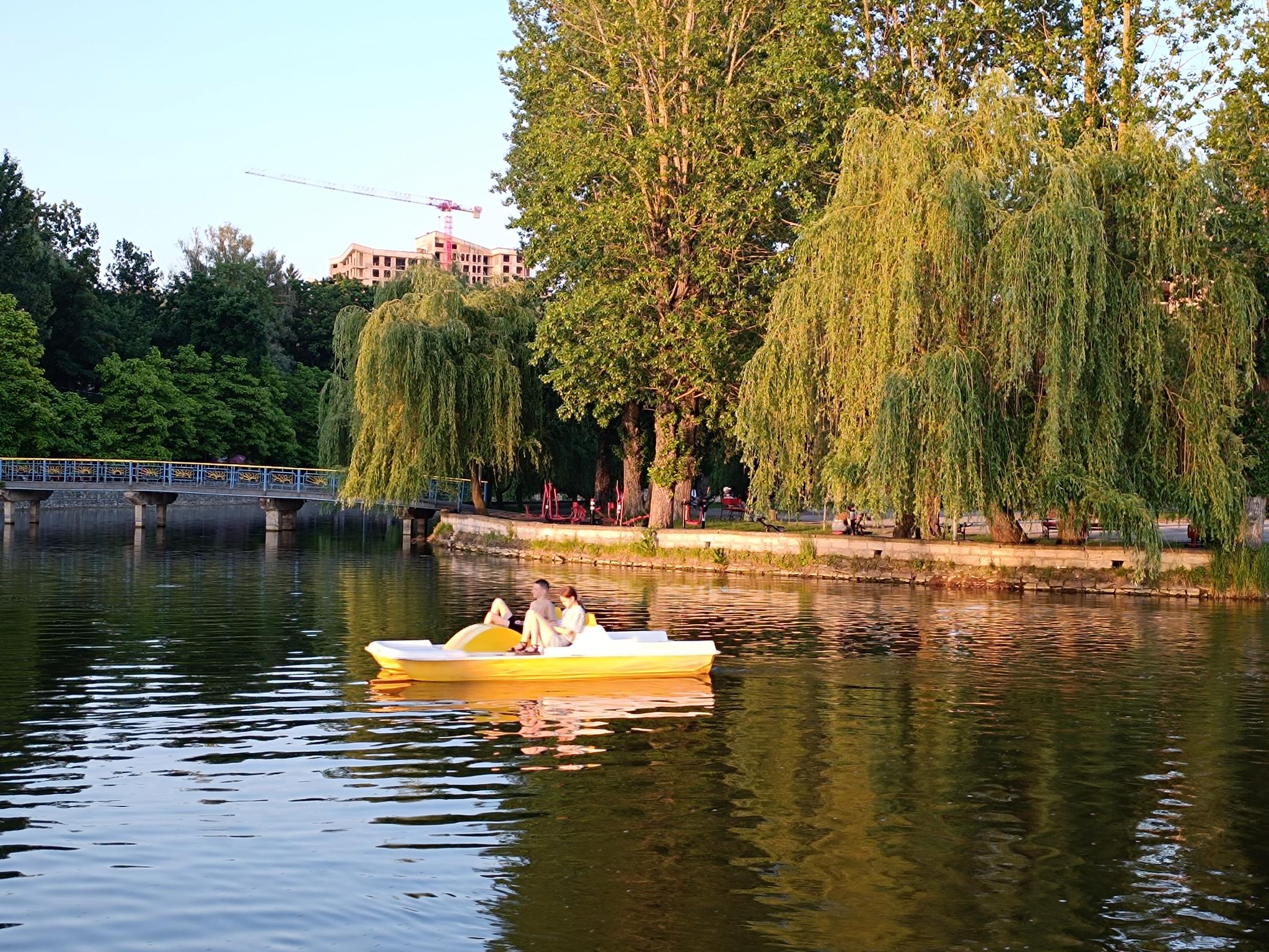 Новини Тернополя - фото з У парку Шевченка можна покататися на катамаранах: скільки це коштує?