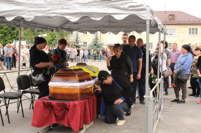 Новини Вінниці - фото з Зник на війні, а тепер — назавжди вдома: Махаринці попрощалися із Героєм Павлом Буцерогою