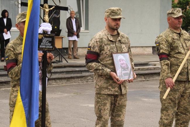 Новини Вінниці - фото з Зник на війні, а тепер — назавжди вдома: Махаринці попрощалися із Героєм Павлом Буцерогою