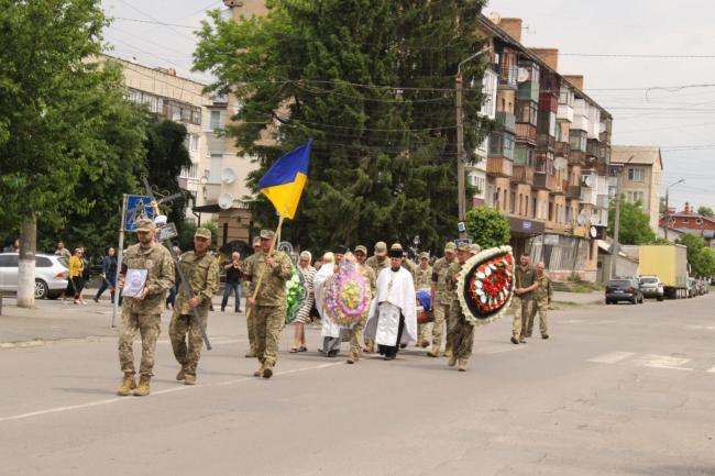 Новини Вінниці - фото з Зник на війні, а тепер — назавжди вдома: Махаринці попрощалися із Героєм Павлом Буцерогою