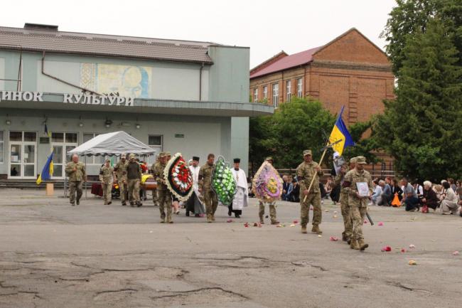 Новини Вінниці - фото з Зник на війні, а тепер — назавжди вдома: Махаринці попрощалися із Героєм Павлом Буцерогою
