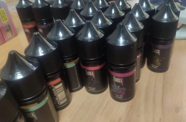 Новини Вінниці - фото з Молдовянка намагалась вивезти рідину для вейпів у коробках з-під цукерок і фарби