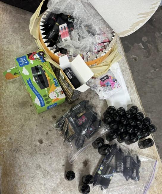 Новини Вінниці - фото з Молдовянка намагалась вивезти рідину для вейпів у коробках з-під цукерок і фарби