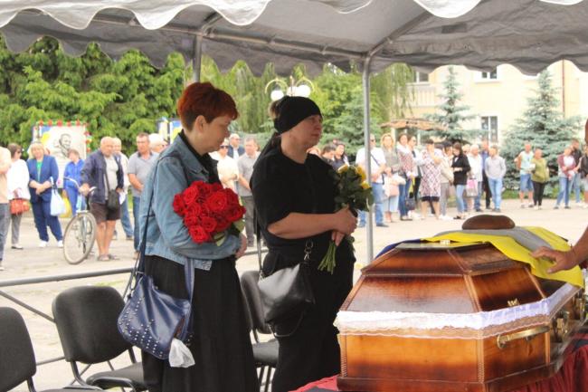 Новини Вінниці - фото з Зник на війні, а тепер — назавжди вдома: Махаринці попрощалися із Героєм Павлом Буцерогою